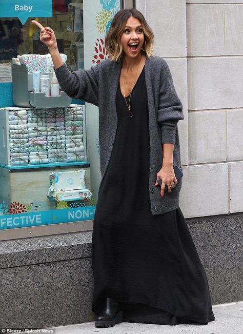 Jessica Alba Dress, Honest Company, Black Dress Outfits, Long Black Dress, Looks Chic, Jessica Alba, Types Of Dresses, Long Black, Outfits Casuales