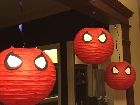 DIY Spiderman paper lanterns Spiderman Diy Decorations, Spidey Party Decorations, Diy Spiderman Decorations, Marvel Party Ideas Decoration, Superhero Decorations Diy, Spiderman Birthday Party Ideas, Spider Man Birthday Party, Spidey Party, Spider Party