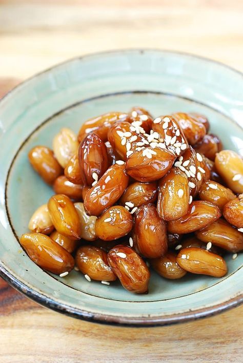 “This is a simple but delicious side dish that’s made with peanuts. Made similar to kongjang (soy braised soybeans), this braised peanut dish (ddang-kong jorim, 땅콩조림) is sweet, sticky, savory, and nutty with a pleasant chewy texture!” | Recipe by Korean Bapsang Korean Peanut Side Dish, Savory Peanut Recipes, Korean Banchan, Korean Bapsang, Koreansk Mad, Korean Meals, Rumspringa, Peanut Snack, Korean Side Dishes