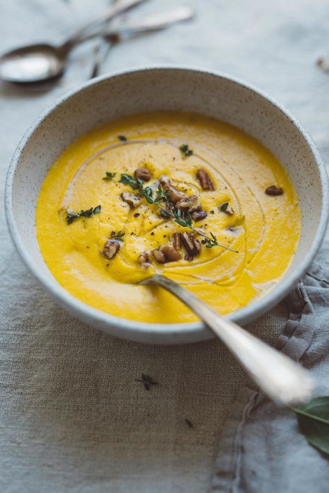 Turmeric Carrot Apple Soup | dolly and oatmeal Apple Carrot Soup, Carrot Apple Soup, Creamy Carrot Soup, Breakfast Soup, Apple Soup, Carrot Soup, Diet Vegetarian, Warm Food, Roasted Carrots