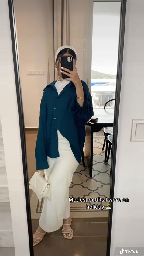 Modest Boat Outfit, Hijabi Classy Outfit Summer, Egypt Street Style, Beige Modest Outfit, Modest Outfits Fashion, Elegant Modest Summer Outfits, Chic Hijabi Outfits, Hijabi Cruise Outfits, Holiday Fits Modest