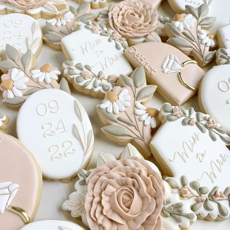 Banner Sparks on Instagram: "Loving all the floral sets I’m doing lately😍" Floral Wedding Cookies, Floral Bridal Shower Cookies, Bridal Shower Cookies Decorated, Wedding Shower Cookies, Bridal Cookies, Cookie Decoration, Amazing Cookies, Bridal Shower Cookies, Fav Food