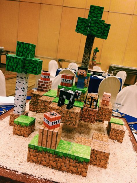 Minecraft Centerpiece, Empire Minecraft, Table Centerpieces Birthday, Minecraft Table, Minecraft Paper, Minecraft Quilt, Centerpieces Birthday, Minecraft Town, Minecraft Party Decorations