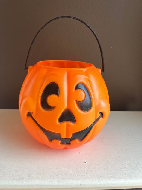 In excellent vintage condition! Looks brand new! A great find! Grand Venture Halloween Trick or Treat Bucket - Blow Mold Pumpkin Jack-O-Lantern Pumpkin Trick Or Treat Bucket, Halloween Kitsch, Nostalgic Halloween, Trick Or Treat Bucket, Halloween Blow Molds, Treat Bucket, Pumpkin Jack, Cool Poses, Blow Molding