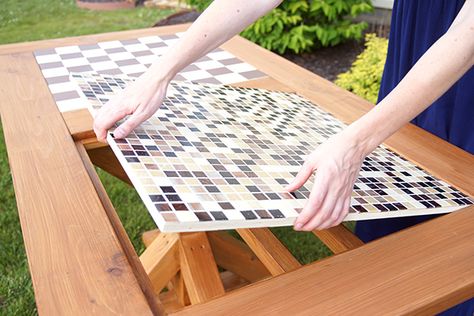 DIY Outdoor Checkers Game Table Outdoor Checkers, Tile Tables, Checkers Game, Tile Table, Mesa Exterior, Tile Projects, Backyard Games, Table Cafe, Game Table