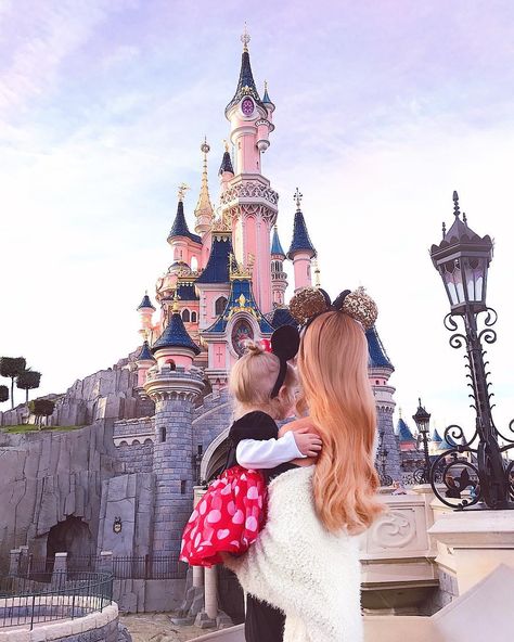 Disneyland Paris Family Photos, Disney Family Photo Ideas, Disneyland Photo Ideas Family, Disney Picture Ideas Instagram Family, Disneyland Mom And Daughter, Disneyland Paris Photo Ideas, Epcot Photo Ideas, Disney Picture Ideas Instagram, Photo Disney