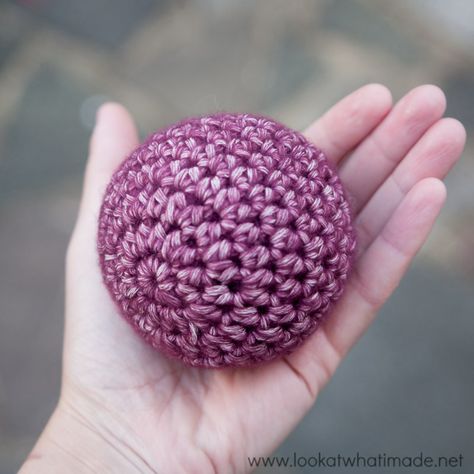 Hdc Crochet Balls in Different Sizes Using Same Formula: also, she uses hdc... Stressball Crochet Pattern, Crochet Sphere Pattern Free, Crochet Sphere, Hdc Crochet, Crochet Balls, Crochet Ball, Crochet Christmas Decorations, Small Crochet, Crochet Goodies