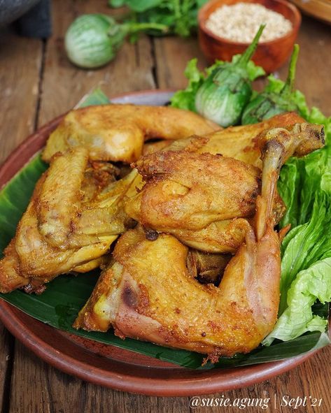 Resep Masakan Ayam Goreng Penyet  Candil.eu.org. - Hallo Bunda kembali lagi di blog saya yang sangat sederhana ini, hari ini kita akan berbagi resep masakan  Ayam Goreng Penyet , Silahkan di simak dan perhatikan baik-baik ya bun. Bahan-bahan Membuat  Ayam Goreng Penyet  Bahan:1 ekor ayam kampung muda, belah 41 buah jeruk nipis2 lembar daun salam1 jempol lengkuas, memarkan1 batang serai, memarkanSecukupnya garam & lada bubuk700 ml airBumbu halus:7 butir bawang merah3 Indonesian Food, Yummy Eats, Holiday Treats, Tasty Dishes, Easy Dinner Recipes, Food Inspiration, Easy Dinner, Spice Things Up, Dinner Recipes