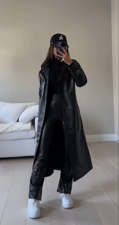 Leather Coat Outfit, Black Jacket Outfit, Rapper Outfits, Winter Fashion Outfits Casual, Uni Outfits, Leather Jacket Outfits, Leather Trench, Foto Poses, Looks Street Style