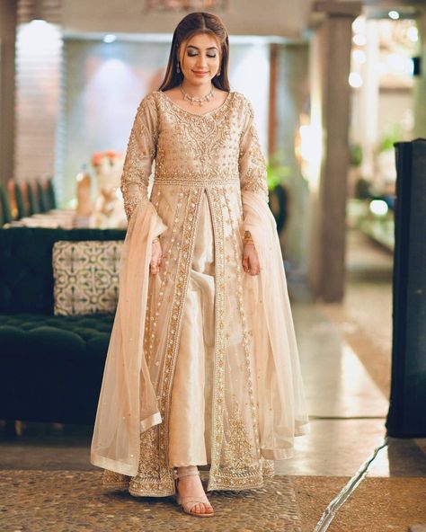 Pakistani Overcoat Dress, Maxi Style Pakistani Dresses, Pakistani Party Wear Dresses, Shadi Dresses, Desi Wedding Dresses, Stylish Wedding Dresses, Pakistani Wedding Outfits, Pakistani Fancy Dresses, Pakistani Fashion Party Wear