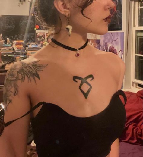 tattoo of the angelic rune :o Shadowhunters Angelic Rune, Angelic Rune Tattoo, The Mortal Instruments Tattoo, Shadow Hunters Tattoo, Shadowhunters Tattoo, Mortal Instruments Tattoo, Tato Grunge, Angelic Rune, Runes Tattoo