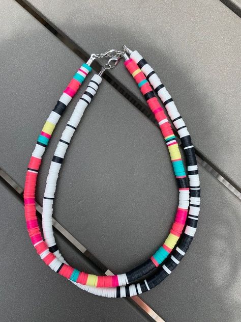 Obx Kiara, Cute Chokers, Heishi Jewelry, Clay Bead Necklace, Surf Jewelry, Preppy Jewelry, Beaded Necklace Designs, Bead Charms Diy, Beaded Necklace Diy