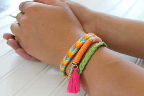 Fun-to-make insect repellent bracelets. Diy Bug Repellent, Renegade Seamstress, Mosquito Repellent Bracelet, Insect Spray, Bug Repellent, Handmade Pins, Kids Party Decorations, Mosquito Repellent, Insect Repellent