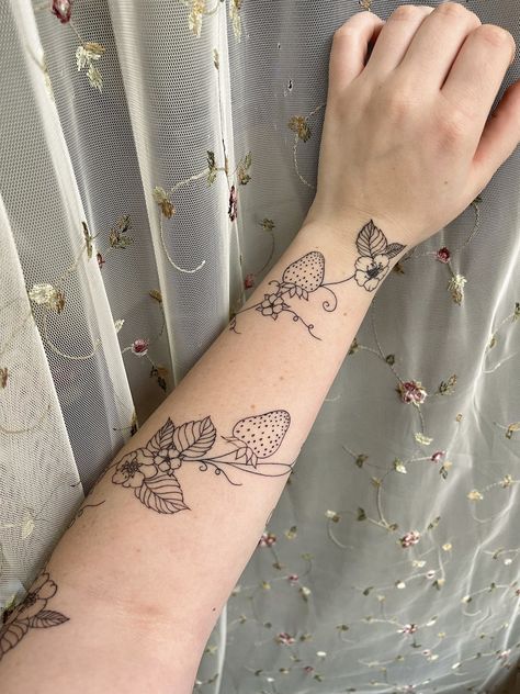 bug girl on Twitter: "everyone shut up rn and look at my strawberry arm!!!! https://t.co/l5KXVLCWVj" / Twitter Strawberry Vine Tattoo Simple, Twinning Tattoos, Strawberry Vine Tattoo, Tatuaje Studio Ghibli, Strawberry Vine, Fruit Tattoo, Vine Tattoo, Garden Tattoos, Wrap Tattoo