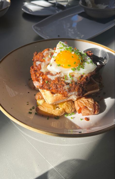 Chicken And Waffles Board, Chicken And Waffles Plating, Chicken And Waffles Platter, Chicken N Waffles Brunch, Chicken And Waffle Aesthetic, Waffles Brunch, Chicken N Waffles, Chicken Waffles, Chicken And Waffles