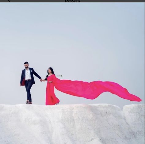 Pre Wedding Long Saree Poses, Saree In Snow Photography, Long Saree Couple Photoshoot, Saree Couple Photoshoot, Pre Wedding Photoshoot India, Saree Couple, Mehendi Photography, Maa Image, Pre Wedding Photoshoot Props