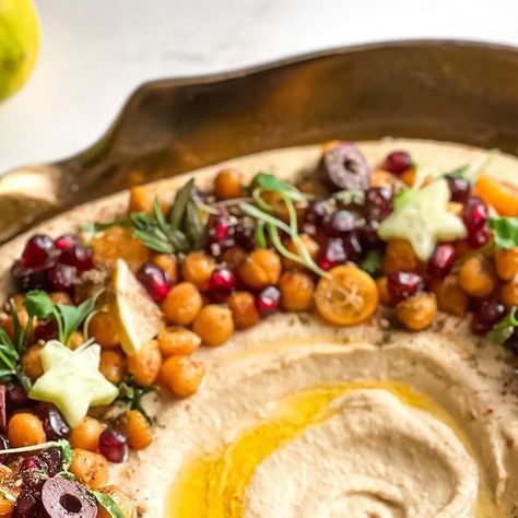 Zuliya Khawaja | Naturally Zuzu on Instagram: "Made this Christmas Wreath Hummus for the holiday party today🎄 This extra creamy hummus recipe of mine has 10k saves and was featured in the numerous publications. Sharing it again with you guys. Let me know if you tried this recipe. Happy Sunday! Extra Creamy Classic Hummus 2 cans of organic chickpeas (drain one can and reserve water from the second can) 3/4 cup good quality tahini. Juice from 1 large lemon Some Chickpea juice from the can (use half first, then add more if you want creamier consistency) 3-4 cloves of garlic 1-2 tsp salt 1 tsp pepper 2 tsp cumin optional 3-4 cubes of ice Blend everything in the high speed blender until smooth and creamy. Plate the hummus in a shallow bowl, decorate with roasted chickpeas, rosemary, h Hummus Wreath Appetizer, Hummus Wreath, Christmas Hummus, Hummus With Roasted Vegetables, Hummus Christmas Wreath, Fall Hummus Platter, Creamy Hummus Recipe, Fattet Hummus, Holiday Recipes Christmas