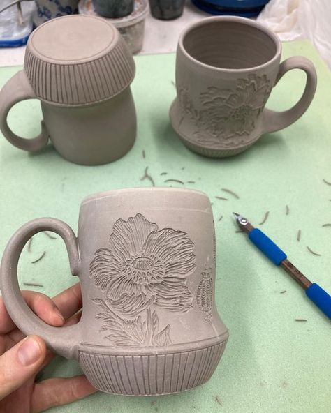 Flower Carving, Ceramics Ideas, Ceramics Projects, Work Table, Clay Pottery, Craft Inspiration, Workbench, Ceramic Pottery, Diy Ideas