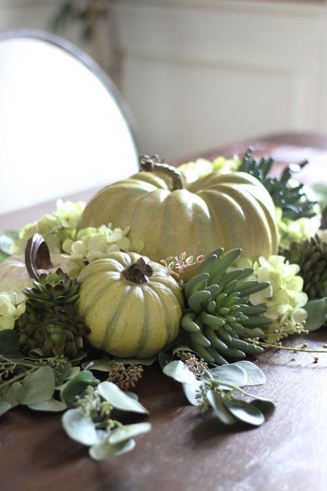 DIY Neutral and Natural Fall Centerpiece - The Hamby Home Natural Thanksgiving Table, Thanksgiving Table Decor Ideas, Types Of Pumpkins, Modern Fall Decor, Thanksgiving Flowers, Thanksgiving Table Decor, Beautiful Pumpkins, Table Decor Ideas, Thanksgiving Table Settings