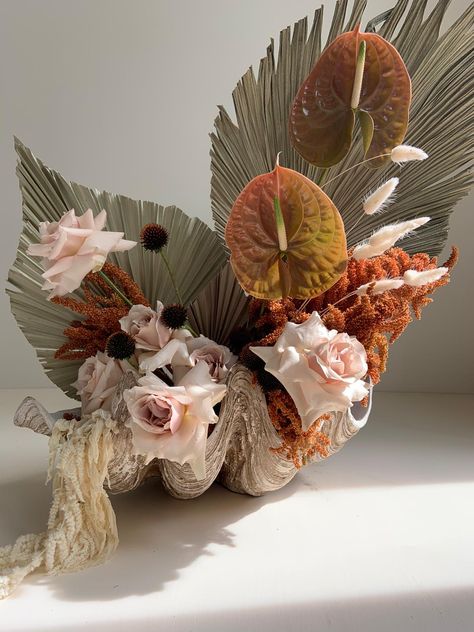 #clamshell #driedpalm #sydneyflorist #flowers #roses #weddingfowers #beachy Seashell Floral Arrangement, Under The Sea Flowers, Blush Centerpiece, Sea Flowers, Beach Grass, Beach Wedding Flowers, Clam Bake, Grass Flower, Ocean Inspired