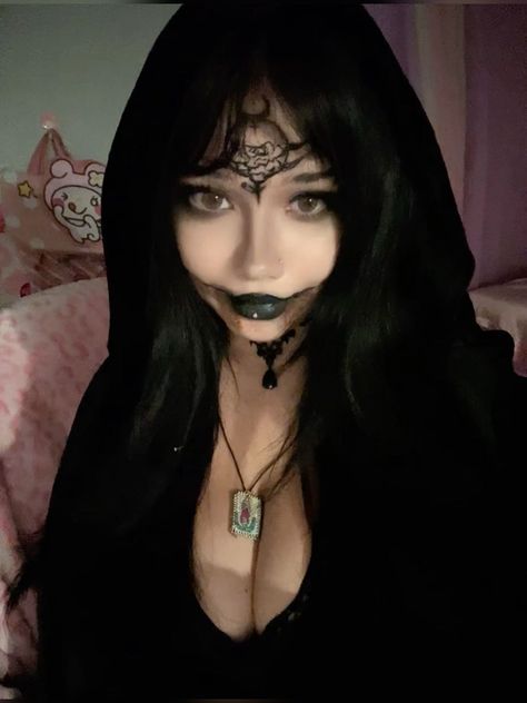 Cassandra Dimitrescu Cosplay, Halloween Lip Makeup, Lip Makeup Ideas, Goth Halloween Costume, Cassandra Dimitrescu, Creepy Crafts, Dark Costumes, Handmade Halloween Costumes, Horror Halloween Costumes