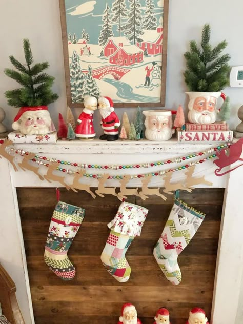 Mommy Kissing Santa Claus, Cozy Christmas Decor, Merry Bright Christmas, Christmas Decor Inspiration, Cottage Christmas, Christmas Interiors, Vintage Christmas Decor, Santa Mugs, Bright Christmas