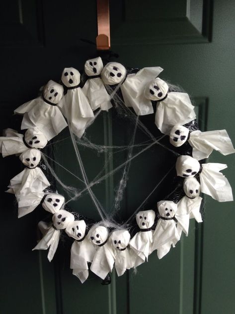 Heloween Decoration Ideas, Wreath Halloween Diy, Heloween Decoration Diy, Ghost Wreath Diy, Halloween Ghost Diy, Halloween Homemade Decorations, Bricolage D'halloween, Haloween Decoracion Diy, Halloween Decorations Homemade