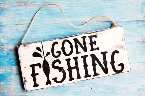 Gone Fishing Mini Wood Sign                                                                                                                                                      More Diy Pallet Decoration, Gone Fishing Sign, Pallet Decoration Ideas, Diy Bench Outdoor, Diy Gifts For Men, Fishing Signs, Fish Crafts, Fishing Birthday, Fishing Decor