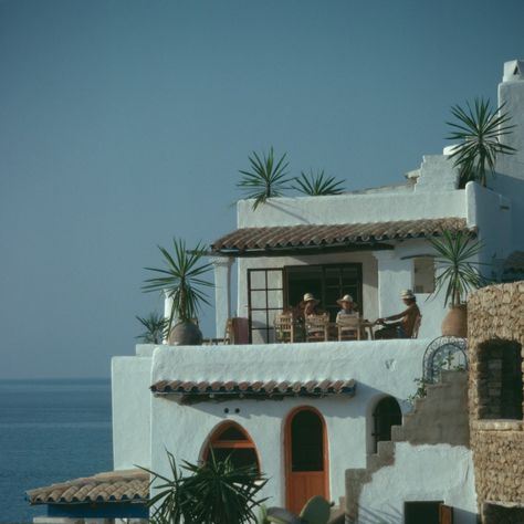 The spirit of Ibiza in 14 vintage vacation photos from the 1970s and the 1980s | Vogue Paris Summer Vacation Destinations, Slim Aarons, Mediterranean Decor, Summer Destinations, Vacation Photos, Balearic Islands, Photo Vintage, Fishing Villages, Vacation Destinations