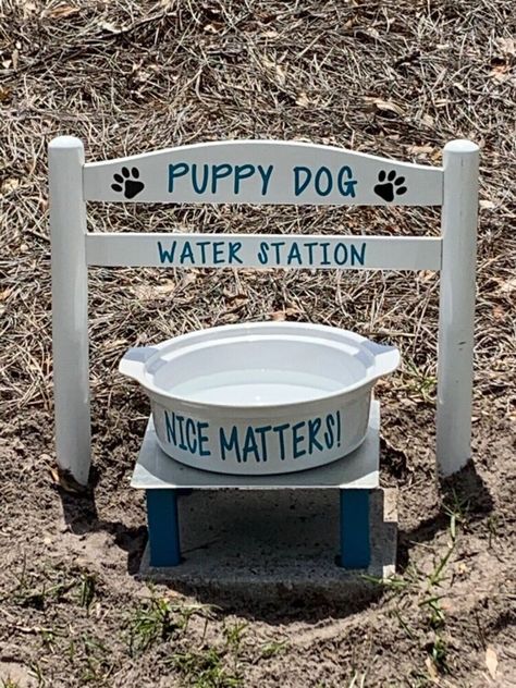 Abby likes very looooong walks. On hot days I worry she might need a drink so I carry water for us. Luckily one of our local businesses has a dog drink station. That’s where I got this idea. We live at a beach community on a road that has many dog walkers. I think their fur babies will like and appreciate this trash to treasure project. Abby is in charge of this project.     I started with a plate charger that I picked up at a yard sale. It’s been sitting in my stash for quite some tim… Dog Station Ideas Outdoor, Outside Dog Water Station, Neighborhood Dog Treat Station, Dog Watering Station Outdoor, Outside Dog Water Bowl Ideas, Outdoor Dog Water Station Diy, Dog Drinking Station, Outdoor Dog Water Station, Dog Water Station