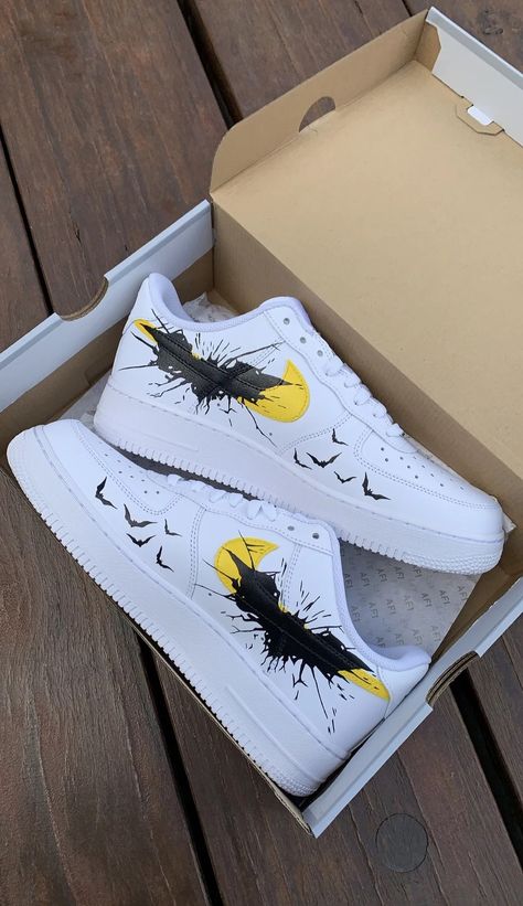 Batman Custom Sneakers, Batman Shoes Custom, Batman Air Force 1, Customising Shoes, Customised Shoes, Batman Shoes, Painting Clothes, Custom Batman, Batman Halloween