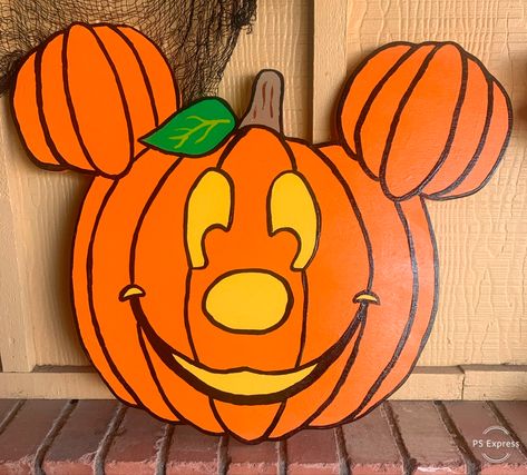 Plywood Halloween Yard Decorations, Disney Halloween Yard Art, Halloween Wooden Yard Cutouts, Mickey Mouse Halloween Yard Decorations, Disney Christmas Wood Cutouts, Plywood Halloween Cutouts, Jigsaw Crafts, Halloween Wood Cutouts, Disney Christmas Wood Cutouts Yard Art