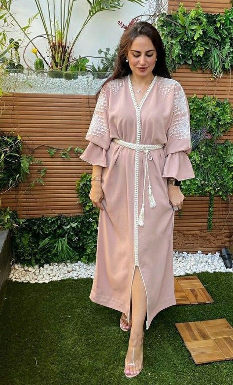 Simple Caftan Dress, Moroccan Women Fashion, Caftan Simple Chic, Caftan Simple, Moroccan Clothing, Kaftan Designs, Mode Kimono, Designer Kurti Patterns, Moroccan Fashion