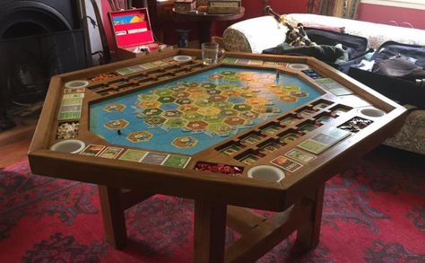 This DIY Settlers of Catan gaming table is game room #goals Catan Board, Board Game Room, Salford City, Settlers Of Catan, Board Game Table, Gambling Cake, Gaming Table, Building Games, Gambling Humor