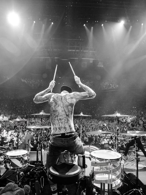 He's such an amazing drummer♡ Drums Wallpaper, Tattoo Line Art, Drum Tattoo, Tom Delonge, Band Photography, Car Racer, Travis Barker, Music Tattoo, Music Tattoos