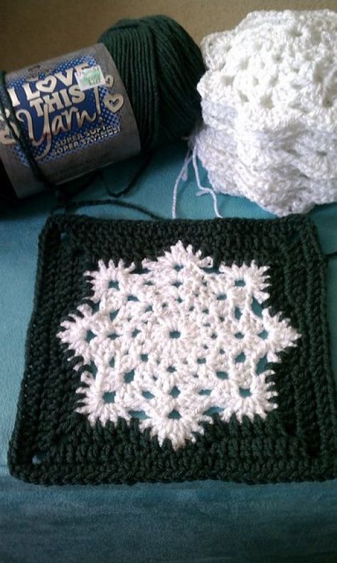 Snowflake Granny Square Afghan - Free Pattern Snowflake Granny Square, Crocheted Squares, Motifs Granny Square, Granny Square Haken, Balls Of Yarn, Crocheted Blanket, Confection Au Crochet, Granny Square Afghan, Blanket Ideas