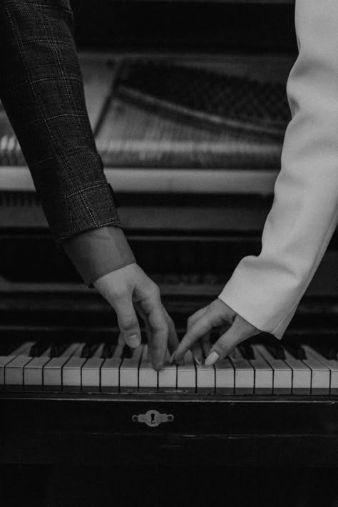 Piano Photoshoot, On Air Radio, Piano Photography, Vintage Hifi, My Kind Of Love, Playing Piano, Music Aesthetic, Photo Couple, Couple Shoot