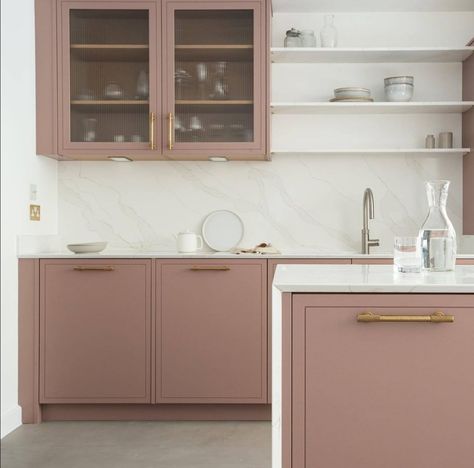 Pink And Grey Kitchen, Pink Kitchen Cabinets, Modern Kitchen Cabinet Design, Brown Kitchens, House Studio, Kitchen Interior Design Modern, Modern Kitchen Cabinets, White Countertops, Boutique Interior