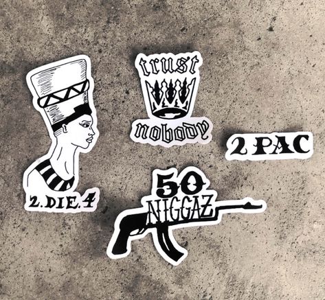 Chicano Tattoos Gangsters, 2pac Tattoos, Tupac Tattoo, Traditional Chicano Tattoos, Lowrider Tattoo, Nefertiti Tattoo, Herren Hand Tattoos, Crown Sticker, Art Chicano