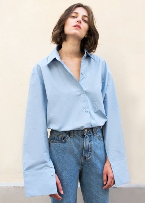 The Frankie Shop Sky Blue Crisp Boyfriend Shirt Boyfriend Shirt Outfits, Casual Shirts Outfit, Sky Blue Outfit, Button Down Outfit, Oversized Shirt Outfit, Claudia Tihan, Blue Shirt Women, Denim Fashion Women, The Frankie Shop