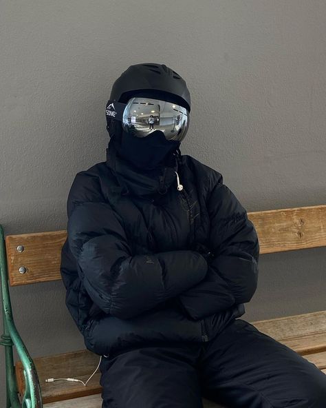 Snow Inspo Outfits, All Black Snowboarding Outfit, Black Snowboarding Outfit, Black Ski Outfit, Snow Outfit Men, Snowboarding Outfit Mens, Ski Outfit Men, Ski Fit, Black Snowboard