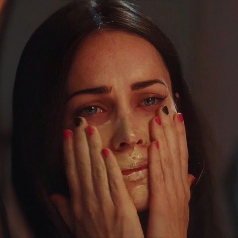 Jennifer crying Olivia Rodrigo Pretty, Pretty Halloween Nails, Jennifers Body Megan, Hell Is A Teenage Girl, Pretty Halloween, School Makeup, Body Balance, Yoga Fashion, Your Man