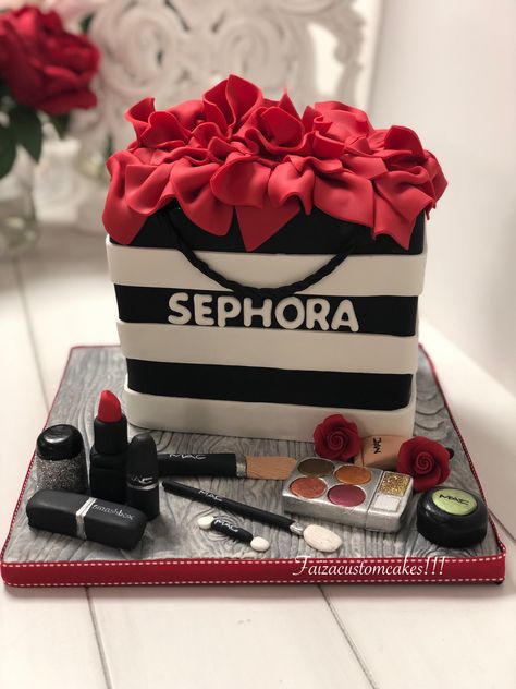 Sephora gift bag cake❤️❤️ Sephora Cake, Birthday Cake Summer, Makeup Birthday Cakes, Chanel Birthday Cake, Cake Summer, 12th Birthday Cake, 25th Birthday Cakes, Make Up Cake, Custom Birthday Cakes