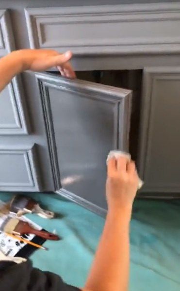 Want that gorgeous glazed look? #DIY #Glazes #Furniture #Wood Wax Cabinets Kitchens, Glazing Oak Cabinets, Glaze Cabinets Before And After, Gray Glazed Kitchen Cabinets, Cabinet Glazing, Chalk Painted Kitchen Cabinets, Painted Furniture Cabinets, Distressed Kitchen Cabinets, Glazed Kitchen Cabinets