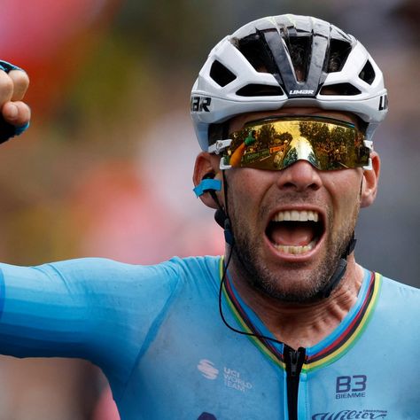 Mark Cavendish powers to record-breaking 35th Tour de France stage win Mark Cavendish, Record Holder, Travel Money, Rugby Union, Rugby League, New Environment, Champs Elysees, Tv On The Radio, On Stage