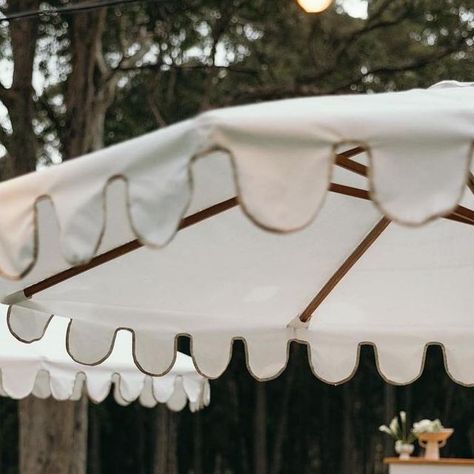 L O V E S T O N E D styling on Instagram: "When @paloma.eventco creates the ultimate set up with our decor pieces 🤍 Captured perfectly by @hayleyrafton Venue @worrowing Florals @wilunastudio Featured styling pieces - Scalloped umbrellas - White French linen table clothes - Muslin napkins - Mix matched crystal glassware ( water/champs/wine) - Scallop shells - assorted bowls/ vases" Scalloped Umbrella Wedding, Scallop Umbrella, Scalloped Umbrella, Muslin Napkins, Cottage Table, Table Clothes, Umbrella Wedding, Table Umbrella, Crystal Glassware