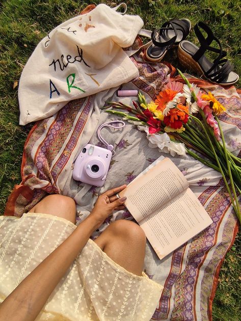 Bookish Picnic, Spring Season Aesthetic, Picnic Flowers, Rest Ideas, Reads Aesthetic, Picnic Dates, Picnic Date Food, Picnic Photo Shoot, Picnic Pictures