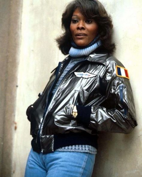 Black Music Artists, Dionne Warwick, Black Legends, Old School Music, Soul Singers, Vintage Black Glamour, Black Hollywood, Black Celebrities, Black Music