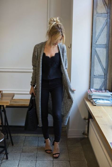 long-line-cardigans How To Wear A Long Cardigan, Outfit With Long Cardigan, Long Cardigan Outfit, Mode Tips, Cardigan Outfit, Elsa Hosk, Mode Casual, Outfit Trends, Cardigan Outfits