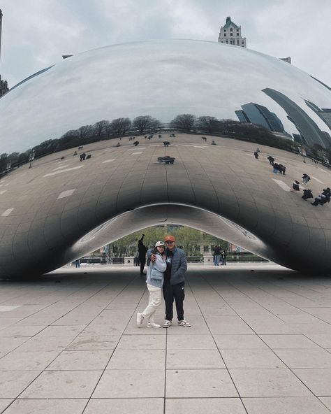 Chicago Bean Pictures Ideas Couple, Chicago Aesthetic Couple, Chicago Couple Pictures, Chicago Bean Pictures, City Poses, Chicago Activities, Chicago Bean, Chicago Trip, Chicago Aesthetic